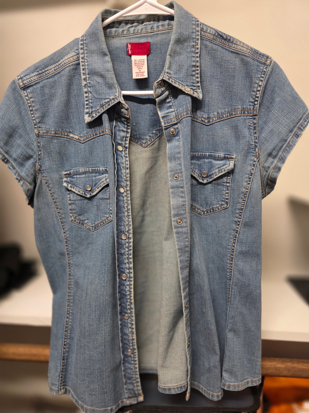 Women's Levi's Bluejean Short Sleeve Snap Pearl Shirt - Picture 2 of 3